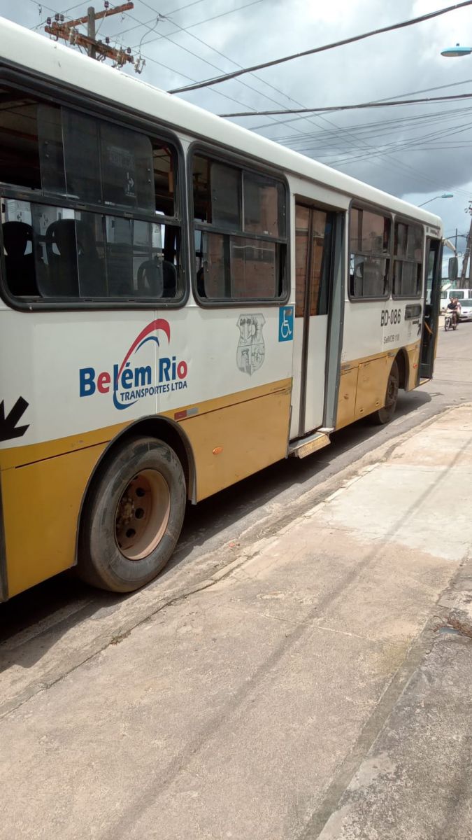 O ônibus parou na passagem Quinta da Linha, depois de bater em um caminhão de sorvete.