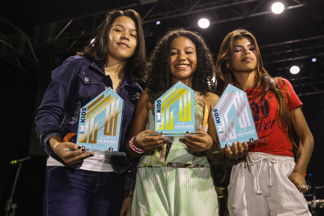 Helena na premiação, ao lado de Fabiana Silva e Maria Eduarda que foram 2º e 3º lugares.