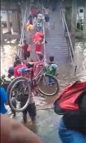 O jeito foi colocar os pertences no ombro e enfrentar as águas.