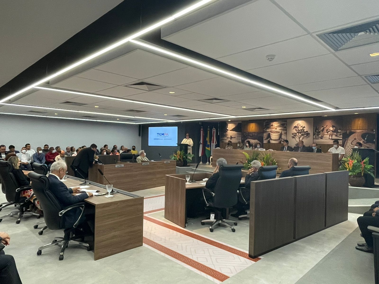 A entrega dos relatórios foi hoje de manhã no auditório do TCMPA. Os representantes do executivo e do legislativo dos 17 municípios do Marajó foram os que receberam os documentos da presidente do tribunal, conselheira Mara Lúcia.