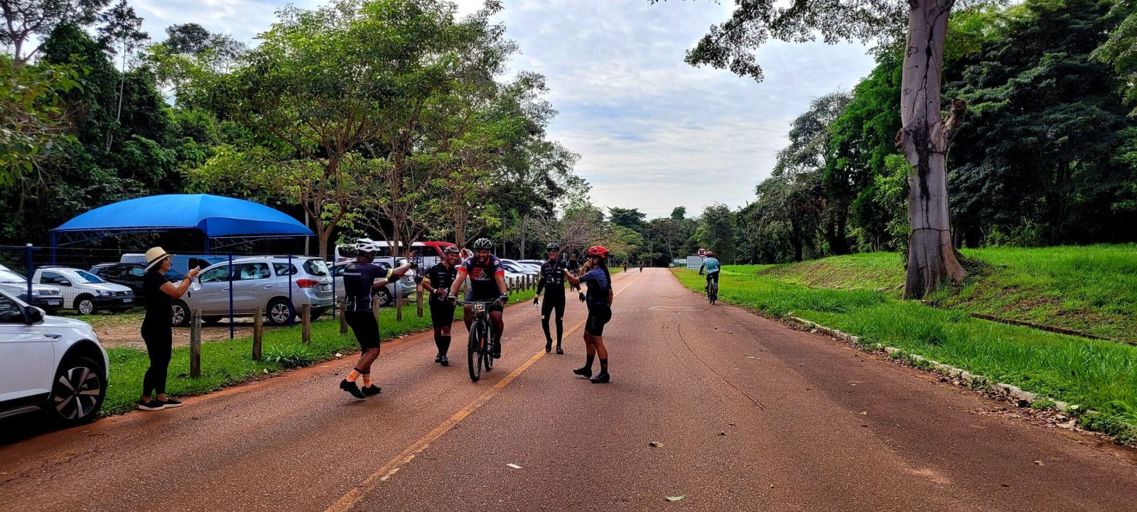 Ciclistas receberam apoio das equipes na chegada - um momento de celebração para os atletas.