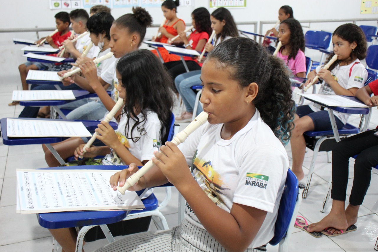 As crianças aprendem teoria musical e chegam a ter aulas práticas com flauta.