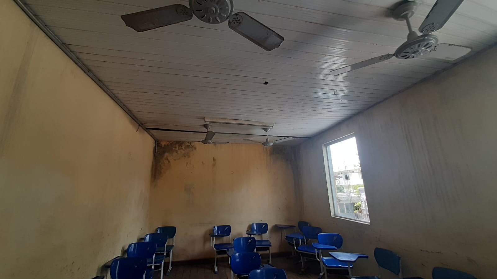 Salas de aulas da escola estão em condições precárias 